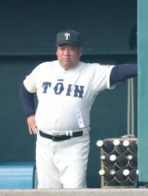 天理対大阪桐蔭　天理にリードを広げられ険しい表情を見せる西谷浩一監督（撮影・白石智彦）