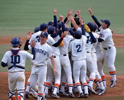 明治神宮大会出場権を獲得して喜ぶ東北福祉大の選手たち（2019年10月27日撮影）