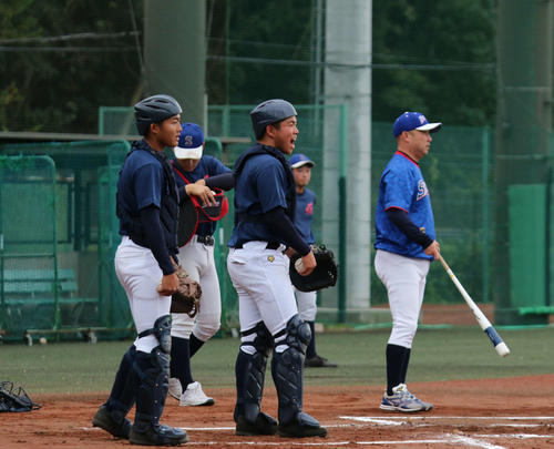練習中に声を張る白樺学園・業天主将（中央）（撮影・保坂果那）