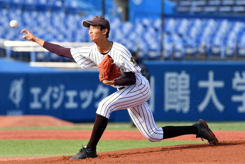 城東対国士舘　国士舘先発で力投する中西（撮影・滝沢徹郎）