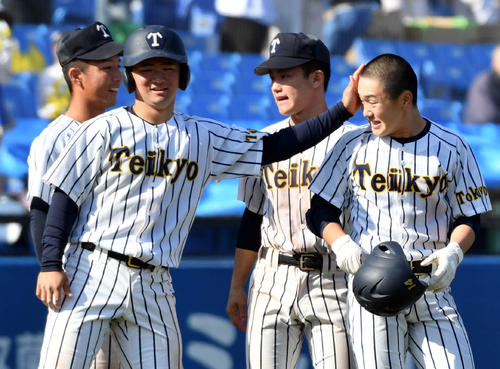 創価対帝京　9回裏帝京2死一、二塁、サヨナラ打を放った尾瀬（右）はナインから祝福される（撮影・滝沢徹郎）