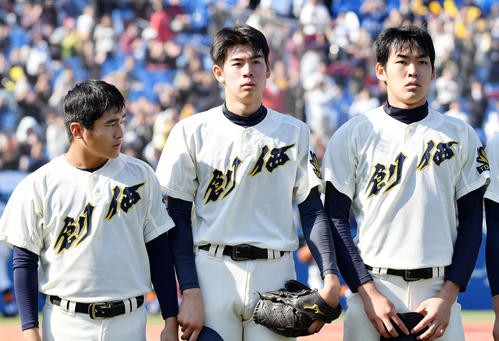 創価対帝京　サヨナラ負けし肩を落とす創価・森畑侑大（中央）らナイン（撮影・滝沢徹郎）