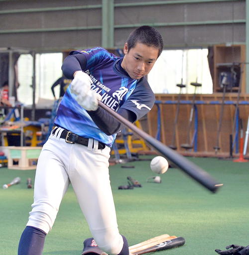 ティー打撃で力強いスイングを見せる仙台育英・田中主将（撮影・鎌田直秀）