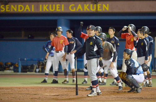 守備と走塁練習を兼ねたノックを行う仙台育英・須江監督（中央）や選手たち（撮影・鎌田直秀）