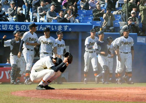 創価対帝京　9回裏帝京2死一、二塁、サヨナラ勝ちし喜ぶ帝京ナイン。手前は座り込む創価・森畑（撮影・滝沢徹郎）