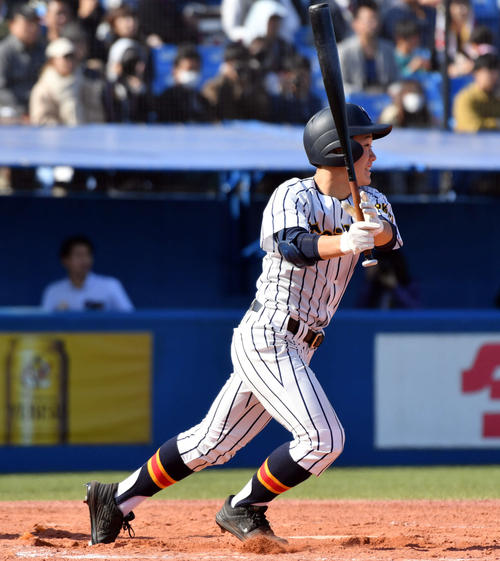 創価対帝京　9回裏帝京2死一、二塁、尾瀬はサヨナラ打を放つ（撮影・滝沢徹郎）