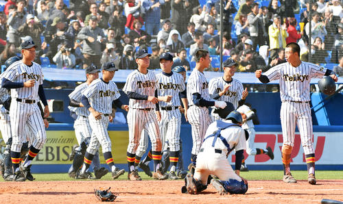 9回裏帝京2死一、二塁、サヨナラ勝ちし喜ぶ帝京ナイン。手前は座り込む創価・小松（撮影・滝沢徹郎）