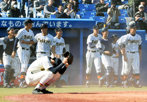 9回裏帝京2死一、二塁、サヨナラ勝ちし喜ぶ帝京ナイン。手前は座り込む創価・森畑（撮影・滝沢徹郎）