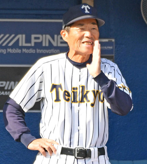 ベンチからナインに声をかける帝京・前田監督（撮影・滝沢徹郎）