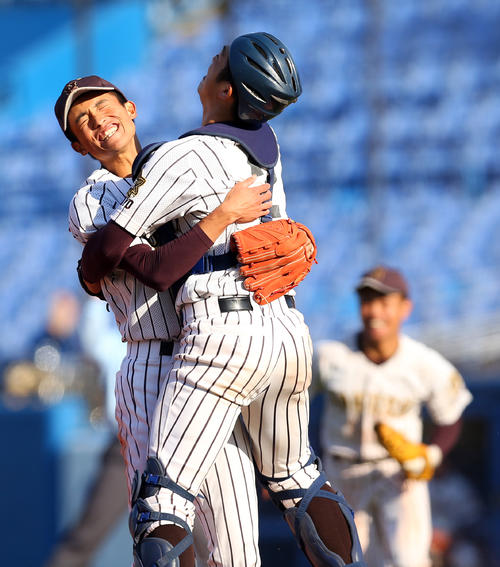 帝京対国士舘 優勝を決め、国士舘・吉田(右)と抱き合う中西(撮影・大野祥一)