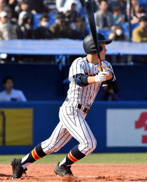 9回裏帝京2死一、二塁、尾瀬はサヨナラ打を放つ（撮影・滝沢徹郎）