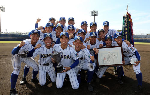 山梨学院対高崎健康福祉大高崎　地元で初優勝をかざり、笑顔の高崎健康福祉大高崎の選手たち（撮影・大野祥一）