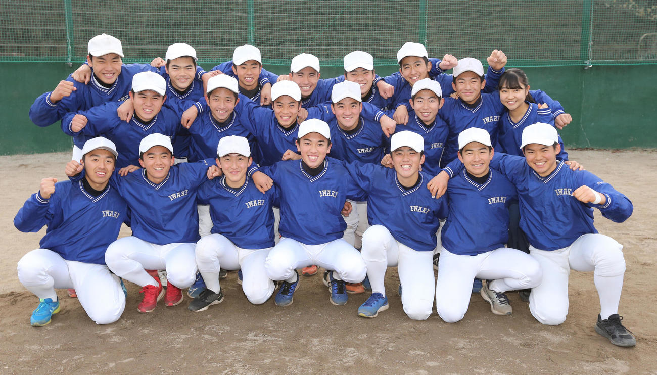 来春のセンバツ高校野球の21世紀枠で、東北地区の候補に選ばれ盛り上がる磐城の選手たち（撮影・野上伸悟）
