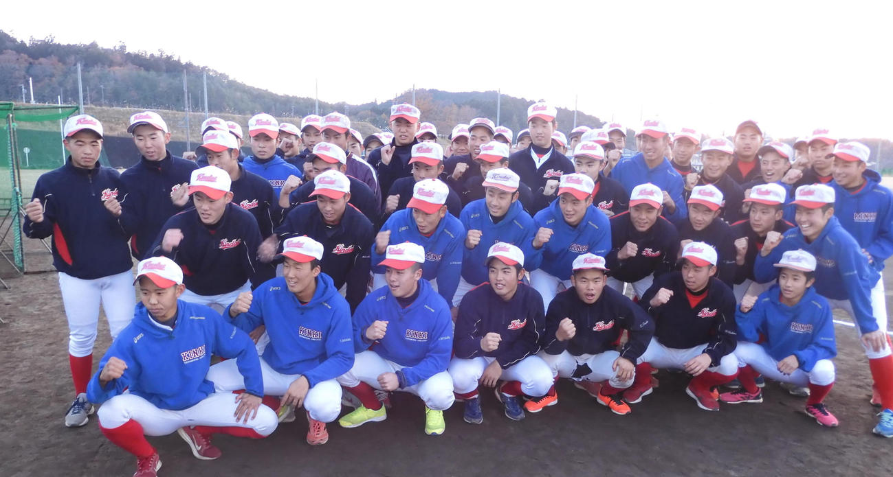 来春センバツの21世紀枠候補に選ばれた近大高専ナインは笑顔でガッツポーズ