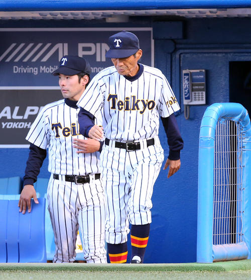 帝京対国士舘　優勝を逃し、肩を落とす帝京・前田監督（右）（撮影・大野祥一）