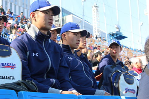明治神宮大会初戦の相手が決まる東京大会決勝を観戦する片山（手前左から2人目）ら白樺学園ナイン（撮影・保坂果那）