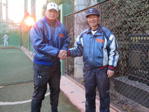 18年2月、ガッチリと握手する帝京・前田監督（右）と元日本ハムの芝草氏