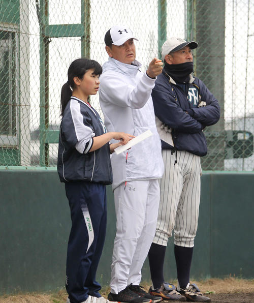 18年4月　帝京長岡の練習を見る外部コーチの芝草氏（中央）
