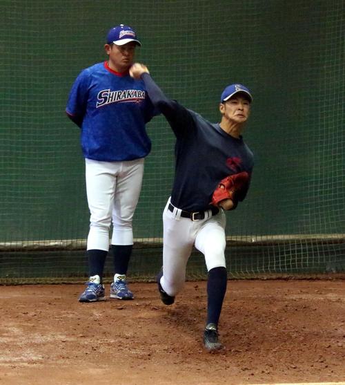 亀田部長が見守る中、投球練習をする白樺学園のチーム最長身、191センチの奥村投手（右）（撮影・永野高輔）