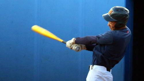 実戦形式の練習で力強いスイングを見せる白樺学園の川波（撮影・永野高輔）