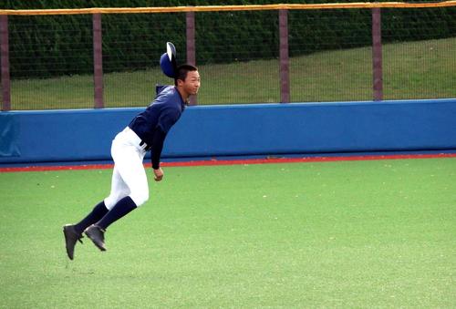 帽子を飛ばしながら外野から送球する白樺学園の川波（撮影・永野高輔）