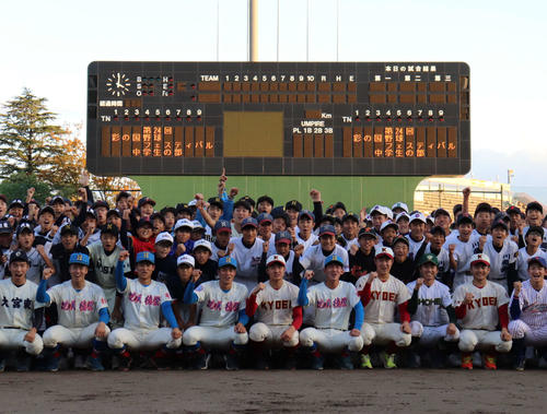 広島ドラフト4位の花咲徳栄・韮沢（前列左から4人目）ら「彩の国フェスティバル」の参加球児たち（撮影・金子真仁）