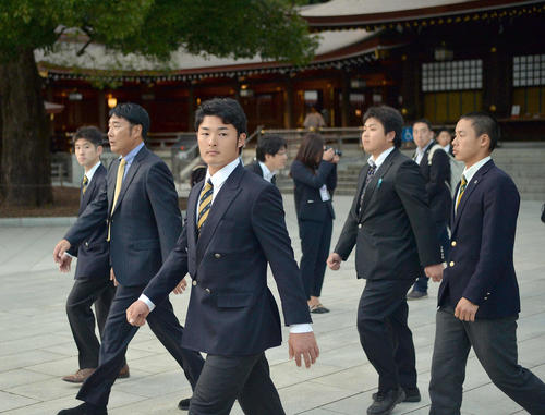 明治神宮を参拝した東北福祉大・岩崎主将（中央）。左から2人目は大塚監督、右端は仙台育英・田中主将（撮影・鎌田直秀）