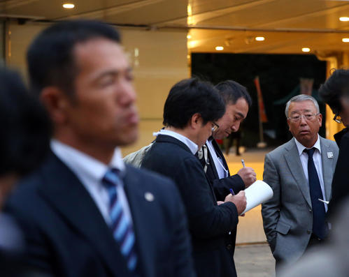 明治神宮参拝後、取材を受ける明徳義塾・馬淵監督（後方右）と星稜・林監督（左手前）（撮影・大野祥一）