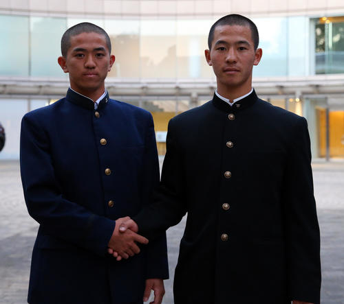 互いに健闘を誓い合う明徳義塾・鈴木主将（左）と星稜・内山主将（撮影・大野祥一）
