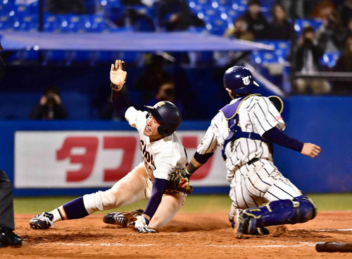 大商大対東海大札幌キャンパス　3回表大商大1死二、三塁、三塁走者の戸田（左）は湯口の一ゴロで本塁を狙うもタッチアウト（撮影・小沢裕）