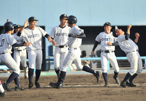 北越対北陸　サヨナラ打の本間圭（右から3人目）を出迎える北越ナイン（2019年10月13日撮影）