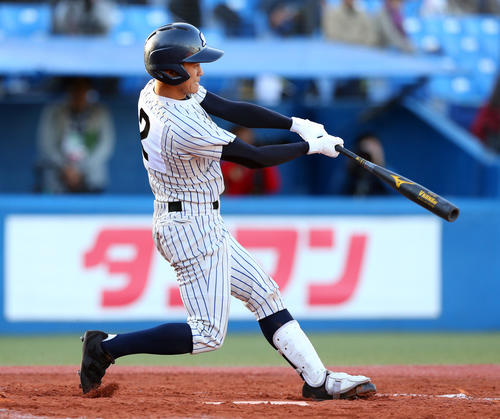 明徳義塾対星稜　5回表明徳義塾1死一、三塁、左越え3点本塁打を放つ鈴木（撮影・大野祥一）