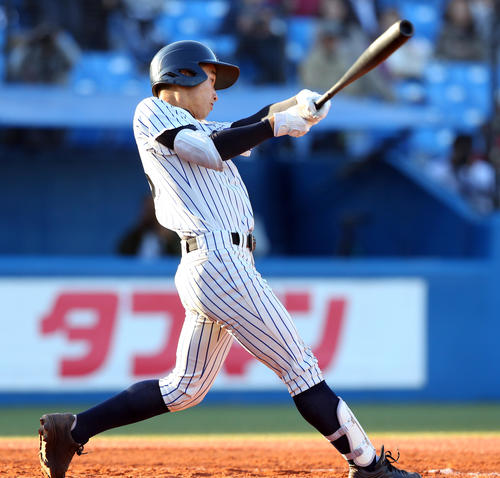 明徳義塾対星稜　4回表明徳義塾無死満塁、右前適時打を放つ新沢（撮影・大野祥一）