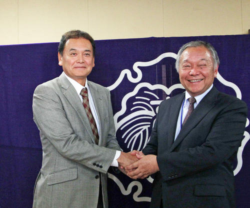 帝京長岡・浅川校長（右）と握手する芝草次期監督（撮影・涌井幹雄）