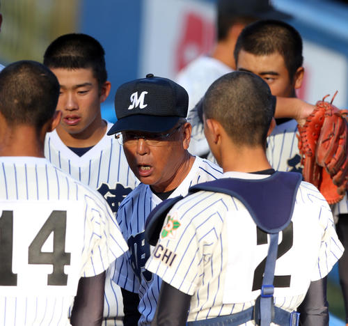 明徳義塾対星稜　円陣で選手に声をかける明徳義塾・馬淵監督（中央）（撮影・大野祥一）