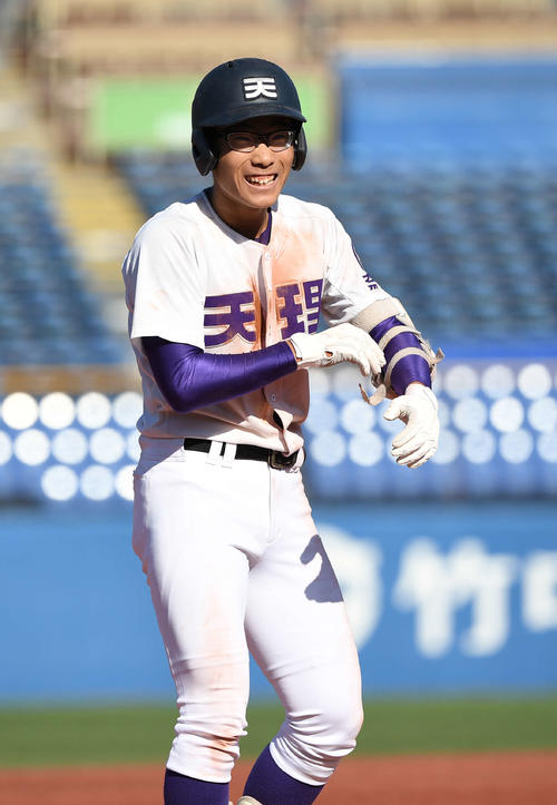 天理対仙台育英　7回表天理2死満塁、走者一掃の右越え3点適時三塁打を放った瀬は塁上で笑顔（撮影・鈴木みどり）