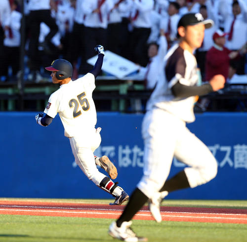 九産大対金沢学院大　4回裏金沢学院大無死一、三塁、左前適時打を放つ黒田翼（左）。右は九産大・福森耀（撮影・大野祥一）