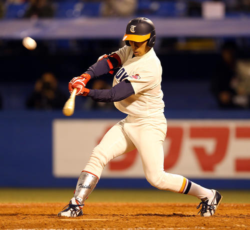 福祉大無死二塁、左越え適時二塁打を放つ山野（撮影・大野祥一）