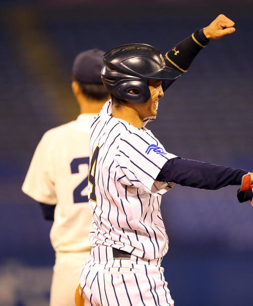 東北福祉大対東海大　5回裏東海大1死二塁、左中間を破る適時三塁打を放ち、ガッツポーズする植村（撮影・大野祥一）