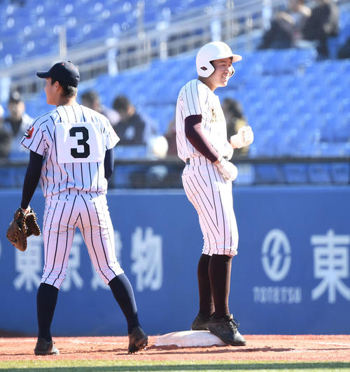 国士舘対白樺学園　6回表国士舘2死一、二塁、左前適時打を放ちガッツポーズする斎藤（撮影・鈴木みどり）