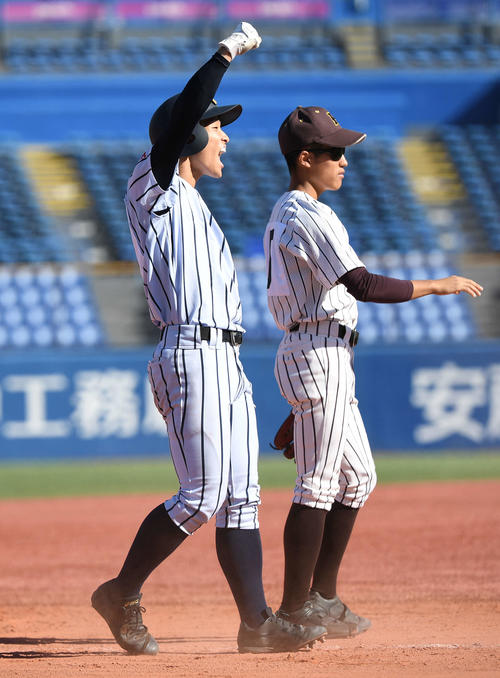 国士舘対白樺学園　7回裏白樺学園1死一、二塁、右越え2点適時三塁打を放った宮浦（左）はガッツポーズ（撮影・鈴木みどり）