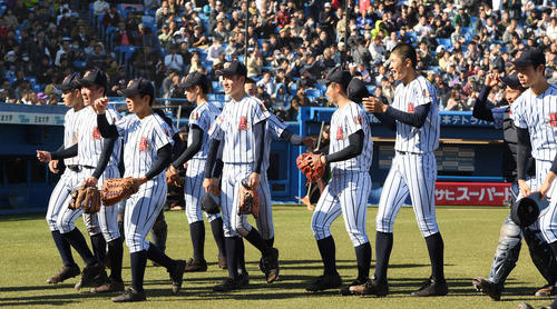 国士舘対白樺学園　国士舘に勝利し笑顔を見せる白樺学園ナイン（撮影・鈴木みどり）