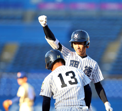 明徳義塾対星稜　4回表明徳義塾無死満塁、右前適時打を放ち、ガッツポーズする新沢（右）（撮影・大野祥一）