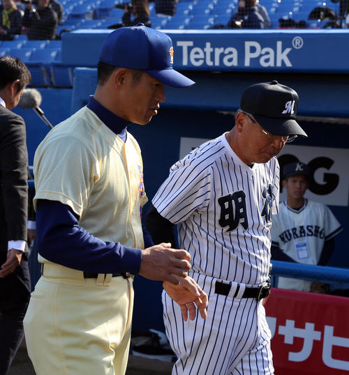 開会式後、話しながら引き揚げる明徳義塾・馬淵監督（右）と星稜・林監督（撮影・大野祥一）