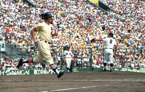 92年8月、全国高校野球選手権　星稜－明徳義塾戦で敬遠で一塁へ向かう星稜・松井（左）。右は明徳義塾・河野