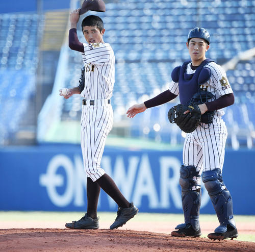 国士舘対白樺学園　4回裏白樺学園無死一、二塁、岩田に四球を与え満塁のピンチを招き、汗を拭う中西。右は捕手吉田（撮影・鈴木みどり）