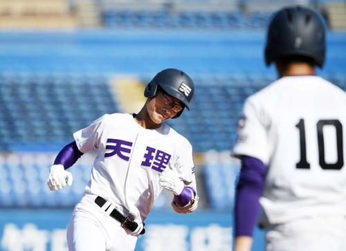 4回表天理1死一塁、左越え先制2点本塁打を放った瀬は、笑顔でダイヤモンドを回る（撮影・鈴木みどり）