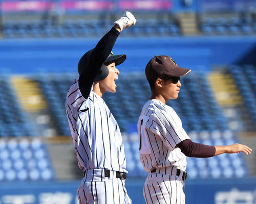 7回裏白樺学園1死一、二塁、右越え2点適時三塁打を放った宮浦（左）はガッツポーズ（撮影・鈴木みどり）
