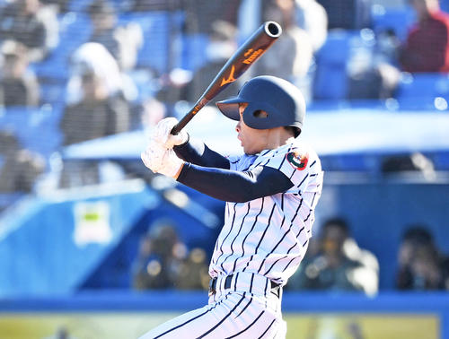 7回裏白樺学園1死一、二塁、右越え2点適時三塁打を放つ宮浦（撮影・鈴木みどり）
