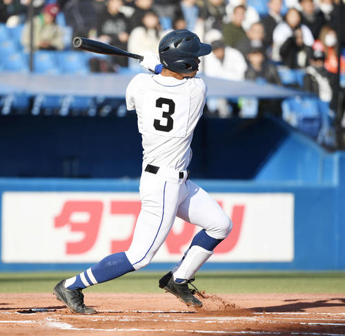 明豊対高崎健康福祉大高崎　1回表明豊1死二、三塁、先制の中犠飛を放つ狭間（撮影・鈴木みどり）